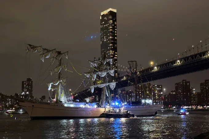 ship hitting Brooklyn Bridge