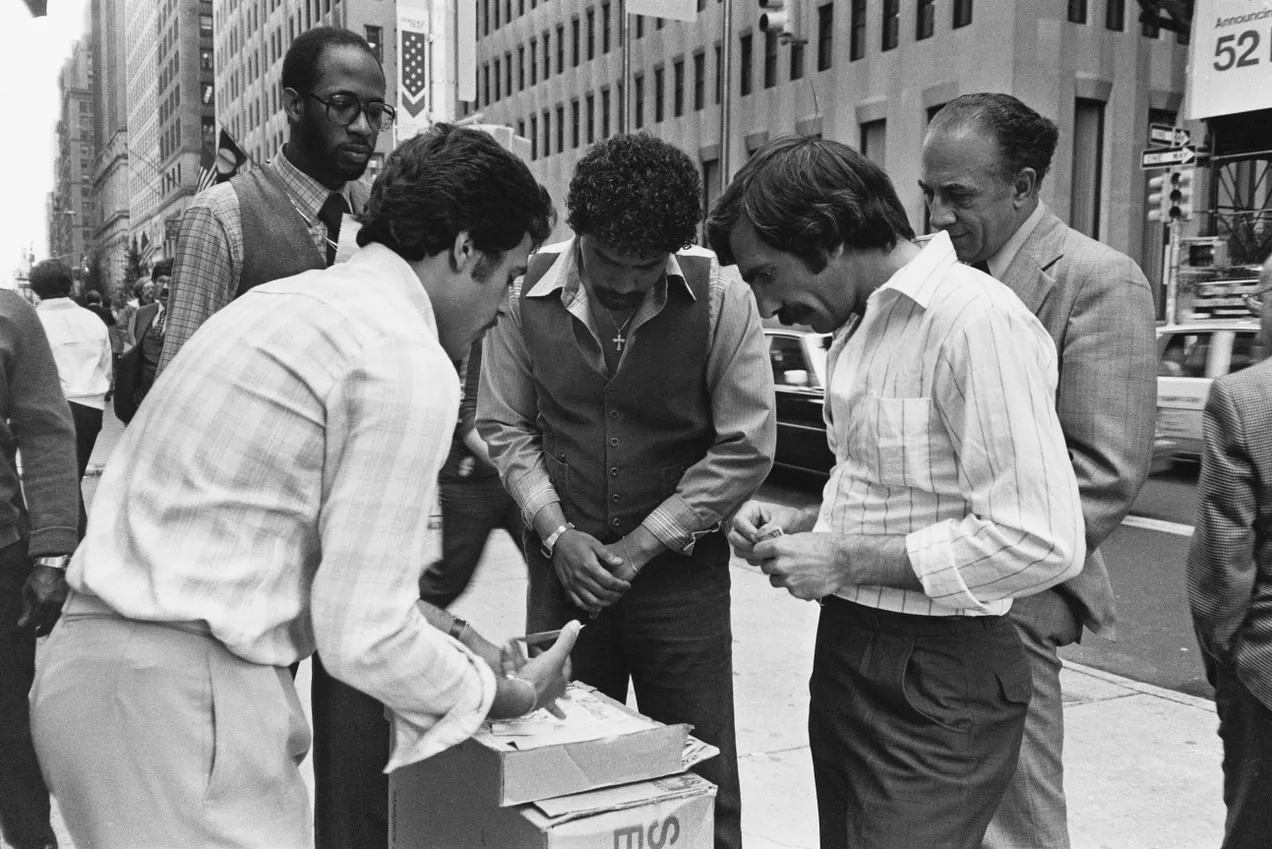 Three card monte, midtown Manhattan, circa 1980
