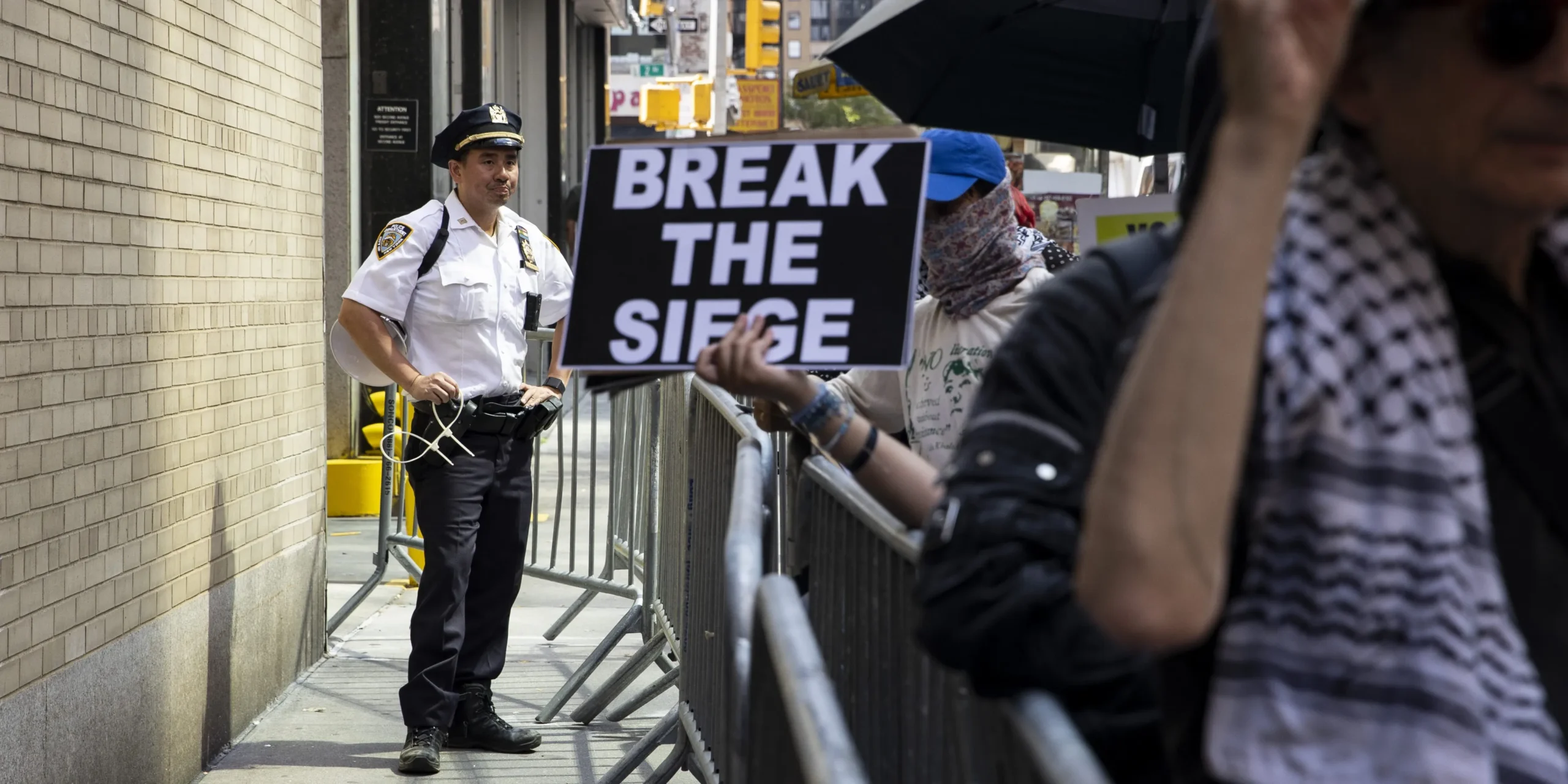 An NYPD officer stands guard at the Egyptian Mission to the U.N. in New York City as protesters call for an end to the starvation in Gaza on Aug. 12, 2025. Photo: Mostafa Bassim/Anadolu via Getty Images