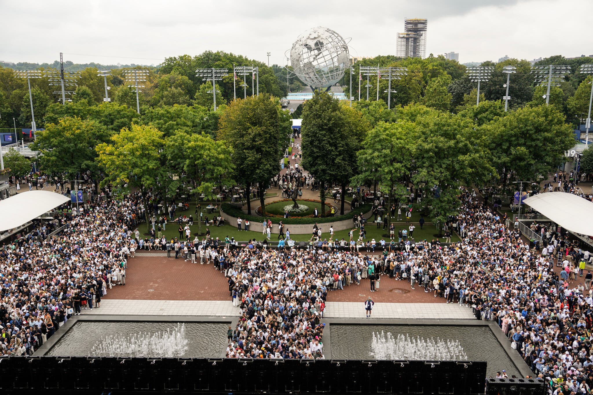 U.S. Open attendees waiting to enter the U.S.T.A. Billie Jean King National Tennis Center in Queens on Sunday. The men’s final was delayed more than 45 minutes.Credit...Vincent Alban/The New York Times