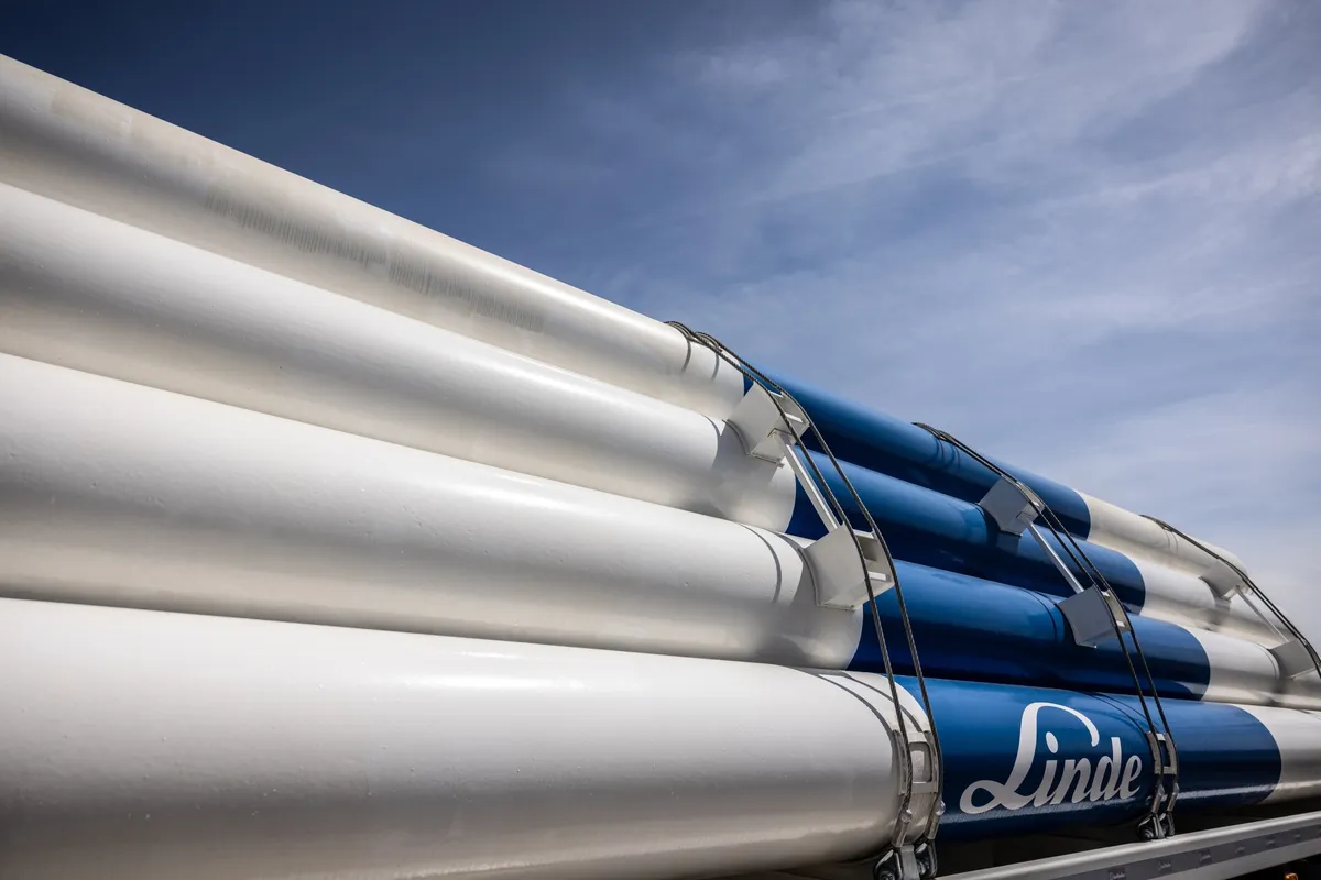 The Linde Plc logo on a hydrogen tube trailer.Photographer: Angel Garcia/Bloomberg
