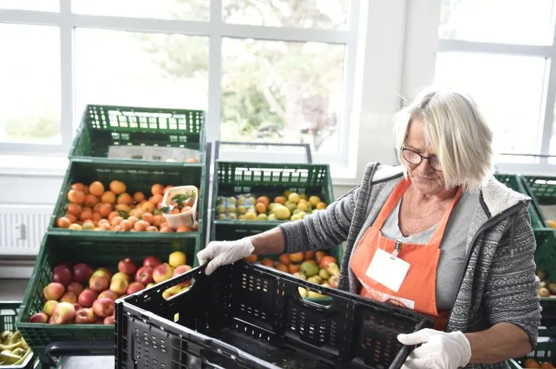 Tafel Lübeck e.V. Sortieren der Lebensmittelspenden. Photo: Reiner Pfisterer | Tafel Deutschland e.V.