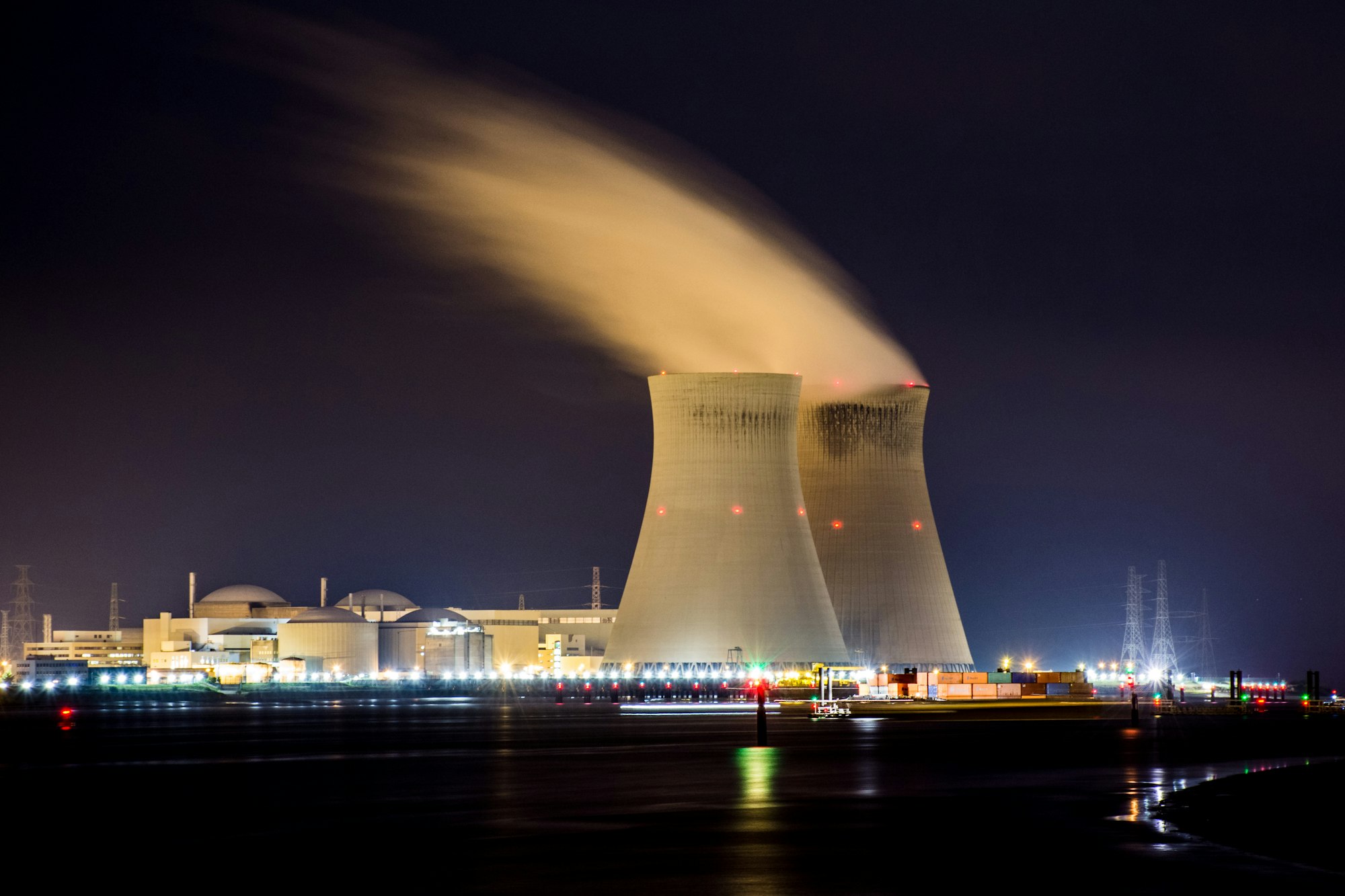 nuclear plants photo by Nicolas Hippert - unsplash