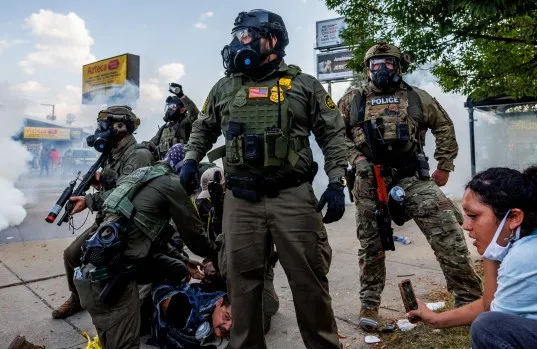 Federal Agents detaining person in Chicago