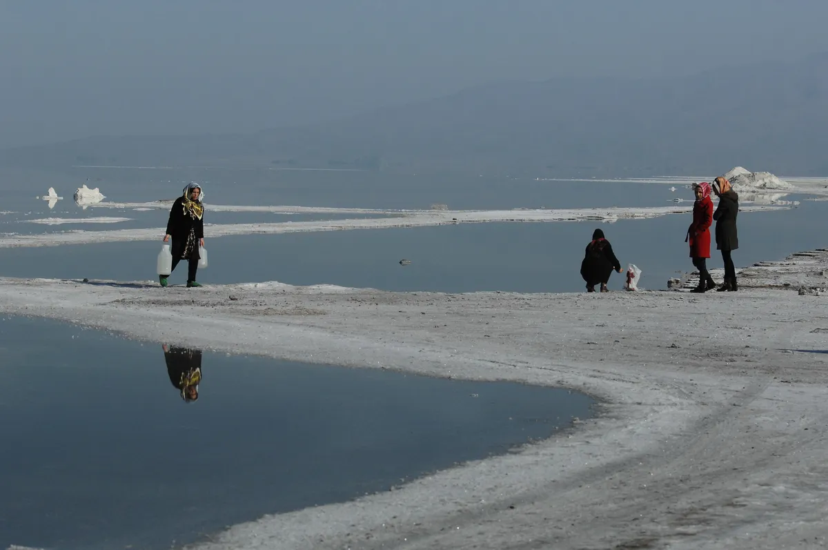 Iranians collect water from the salt-encrusted lakebed of Iran’s shrinking Lake Urmieh in 2015.Photographer: Scott Peterson/Getty Images
