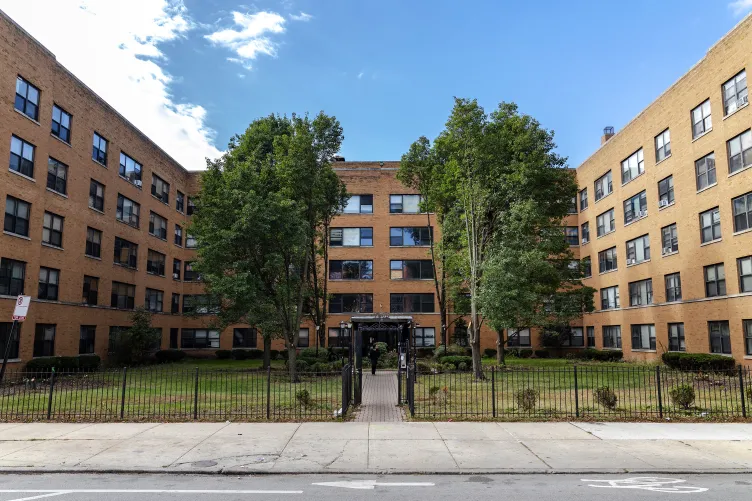Federal agents raided this apartment building in Chicago’s South Shore neighborhood, claiming it was occupied by the Venezuelan gang Tren de Aragua. Jim Vondruska for ProPublica 