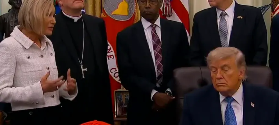 Trump was meeting with evangelical leaders in the Oval Office as they talked about how he fought for them, but Donald Trump was completely asleep.