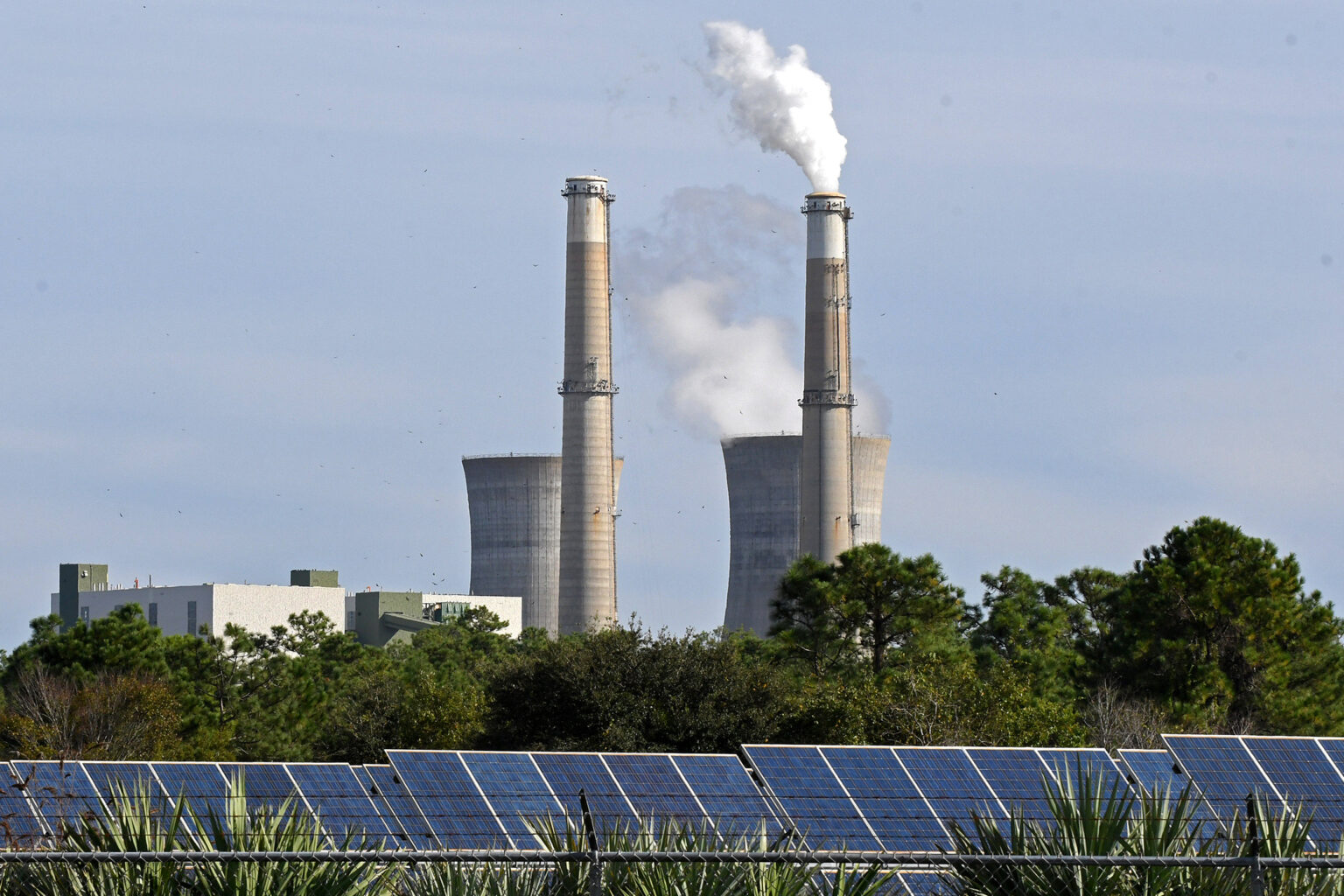 A view of the Stanton Energy Center, a coal-fired power plant in Orlando, Fla. Credit: Paul Hennessy/SOPA Images/LightRocket via Getty Images