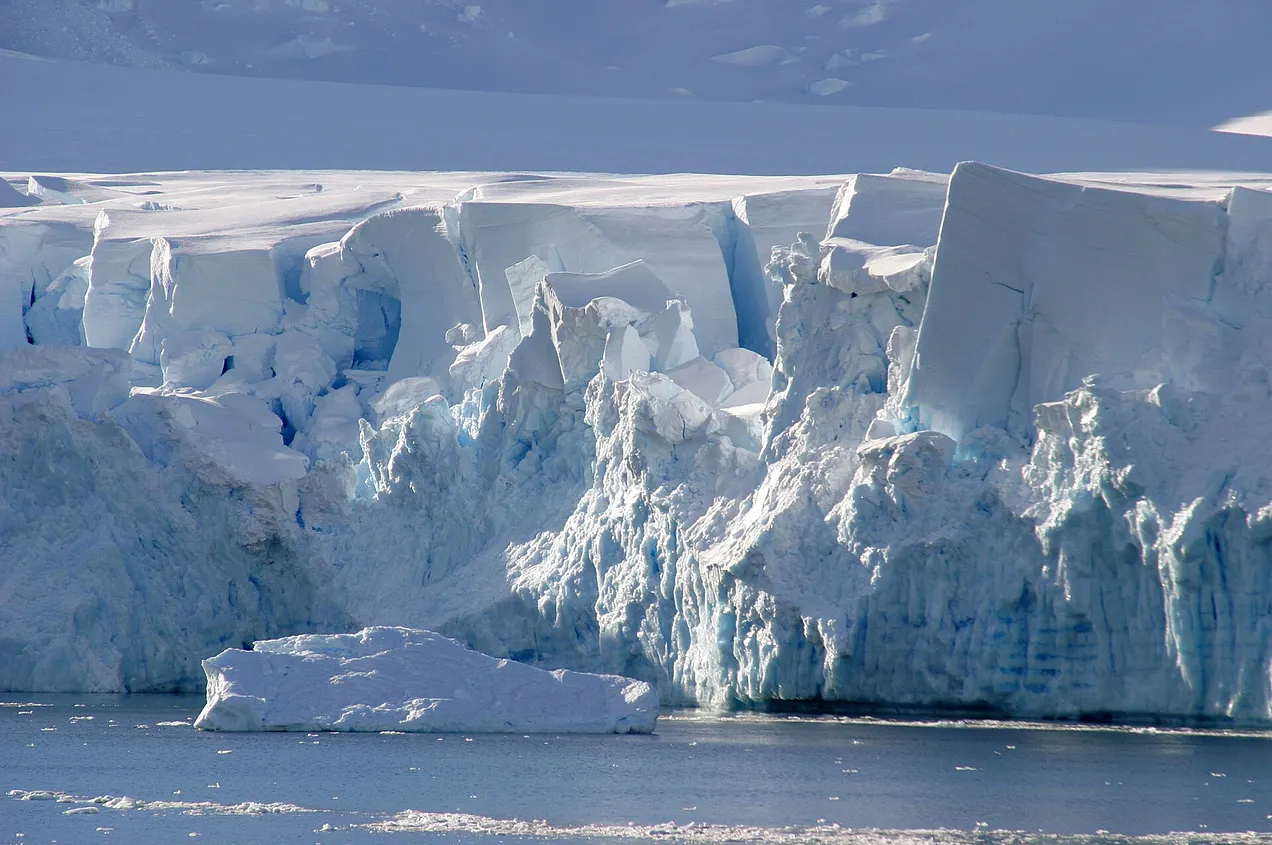 melting glacier - Image: W. Bulack, Wikimedia Commons. CC Commons Sharealike 4.