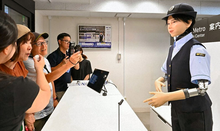 People interact with the humanoid station attendant at Umeda Station on Osaka Metro's Midosuji Line in Osaka's Kita Ward on Aug. 31, 2026. (Mainichi/Ai Kawahira) People interact with the humanoid station attendant at Umeda Station on Osaka Metro's Midosuji Line in Osaka's Kita Ward on Aug. 31, 2026. (Mainichi/Ai Kawahira)